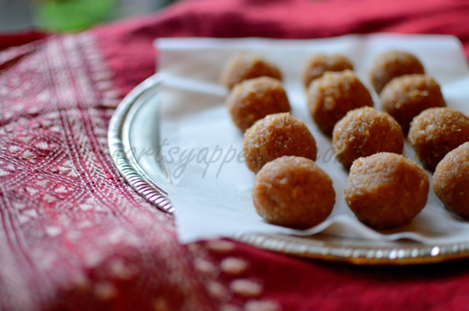 Naarkel Naru, Coconut balls with Nolen Gur 